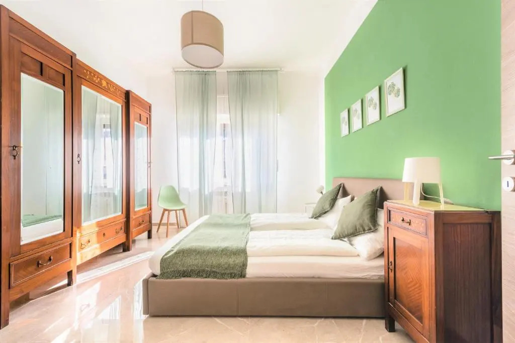 Hostly - ColorHome Pisa Midtown - Unique 3 Rooms with 3 Private Bathrooms