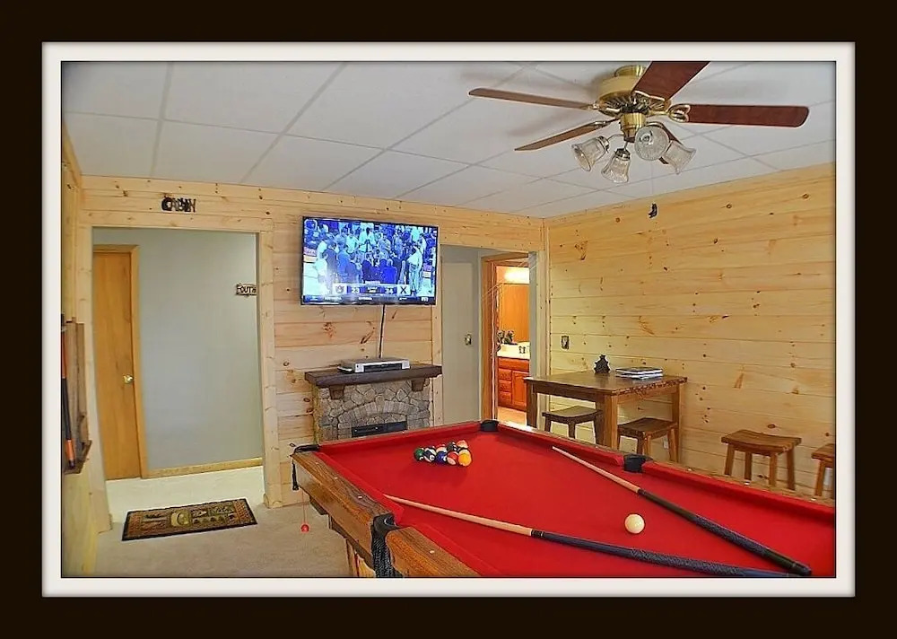 Rast Court Cabin 1016 - 4 Br cabin by RedAwning