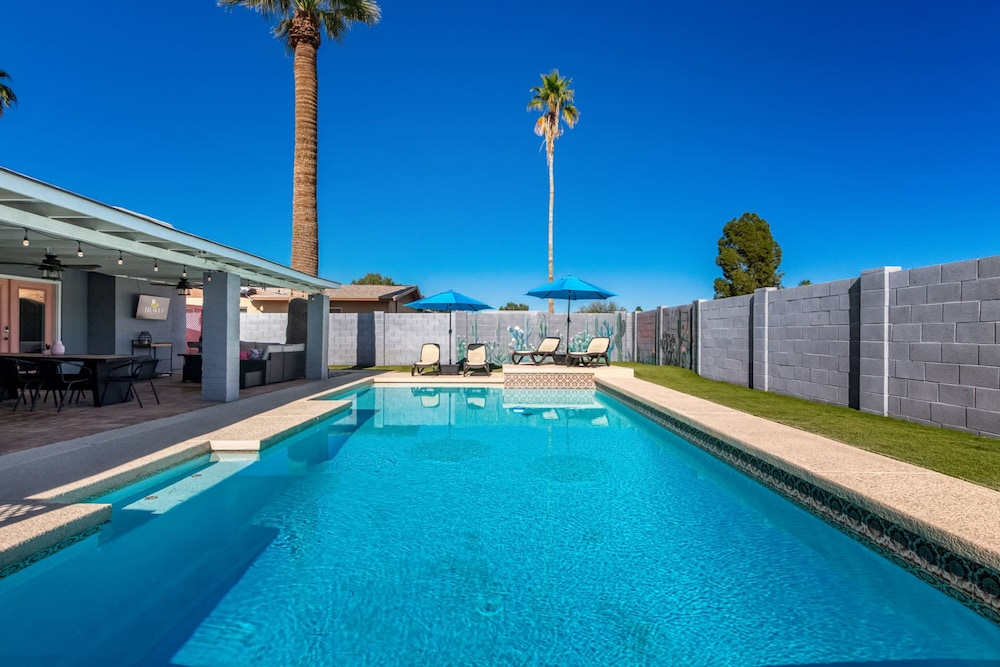 NEW - The Desert Bloomhouse With Heated Pool