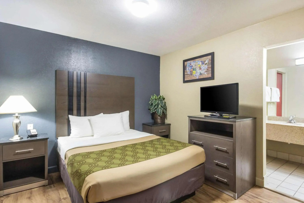 Econolodge Inn & Suites