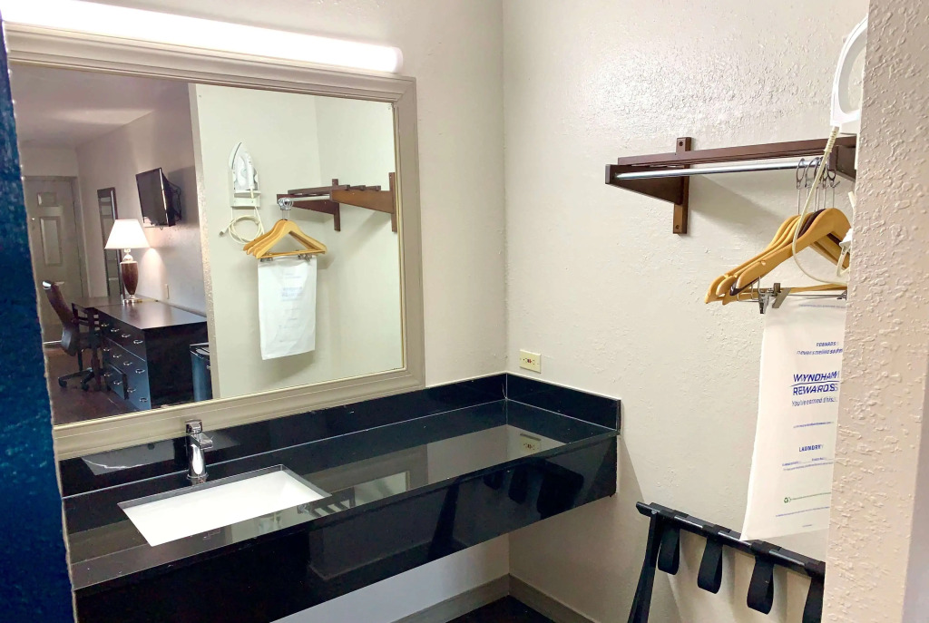 Days Inn & Suites by Wyndham - Canton First Monday Trade Days