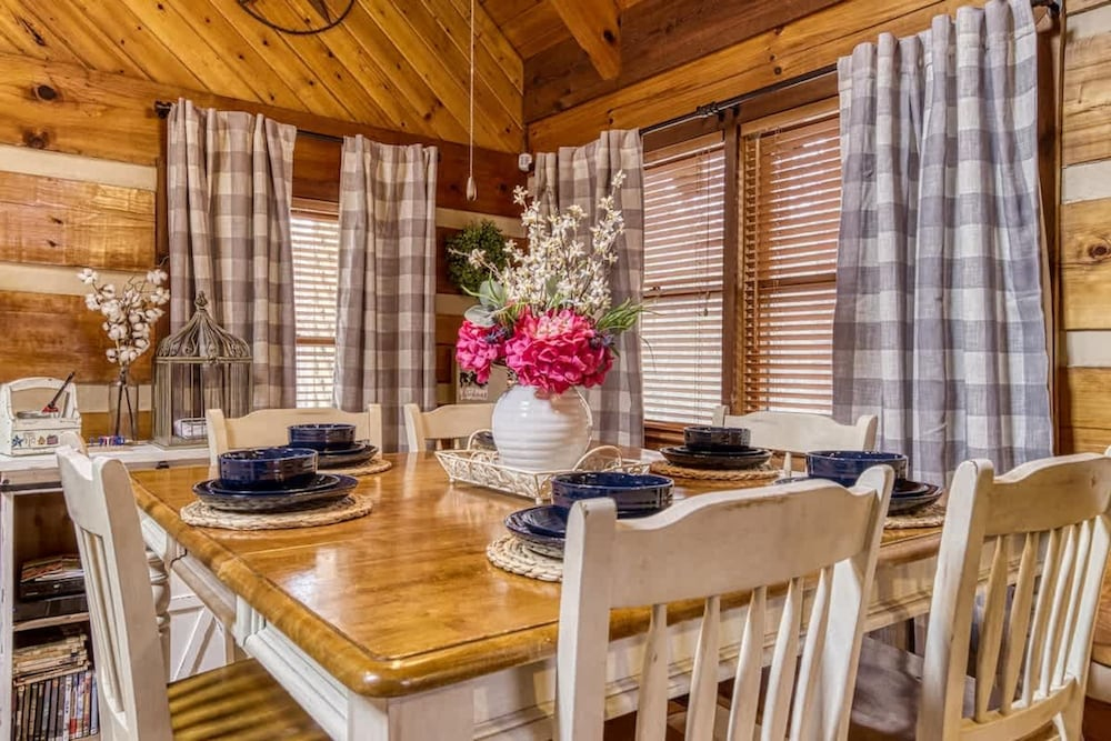 Laceys Place by Beyond Expectations With Hot Tub