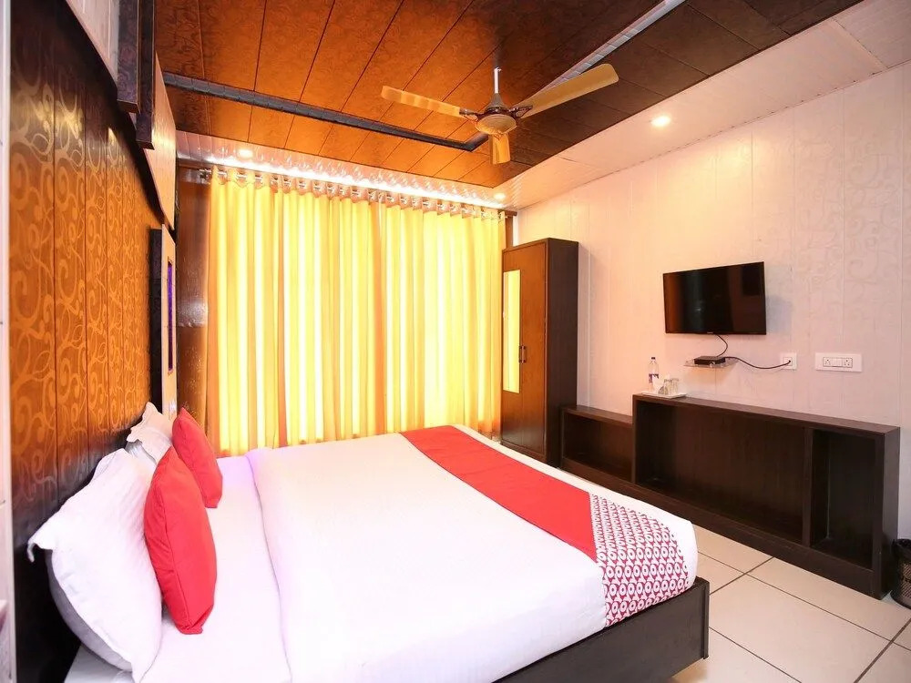 OYO 17081 Hotel Signia