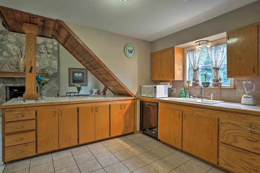 Dripping Springs Home w/ Deck, Near Wedding Venue