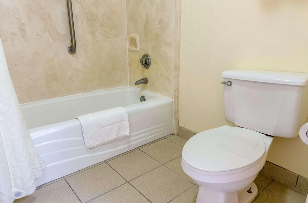 Econo Lodge Inn & Suites Gulfport Airport