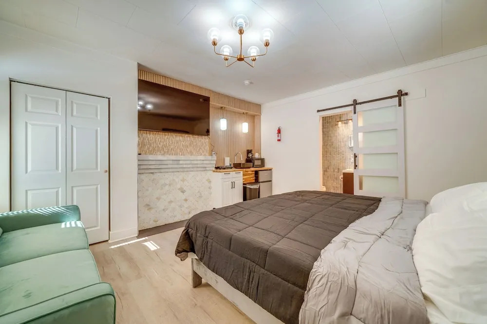 Historic Hinton Gem: Walkable Luxury Near Dtwn!