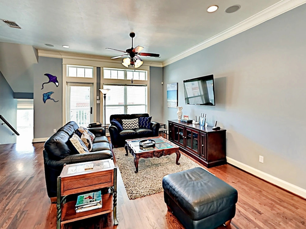 Coastal  W/ Pool, Sundeck & Boat Slip 3 Bedroom Townhouse