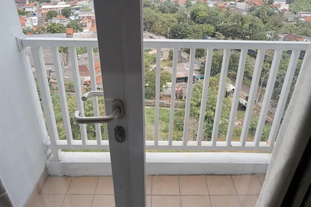 Comfortable and Warm Studio at Poris 88 Apartment
