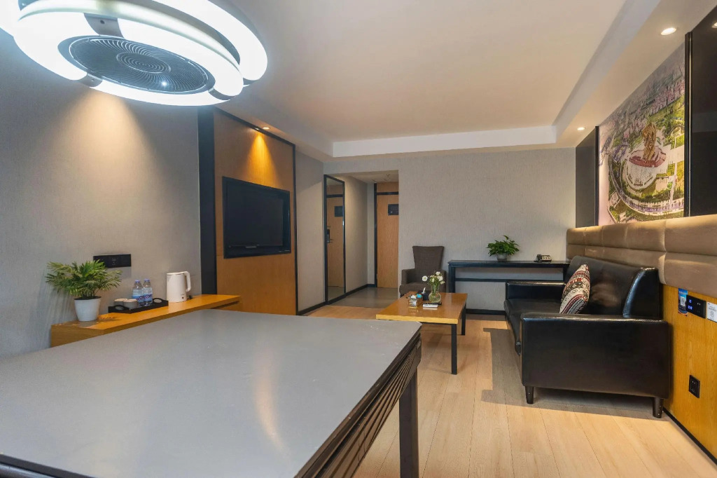 Chonpines Hotels· Jingzhou Ancient City Dongmen