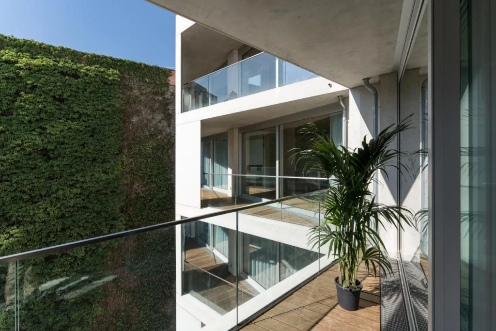 Carlotta Apartments