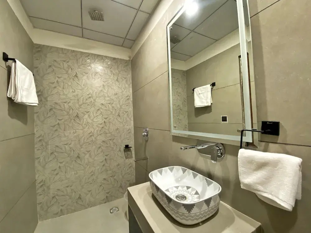 Hotel O Luxes Stays