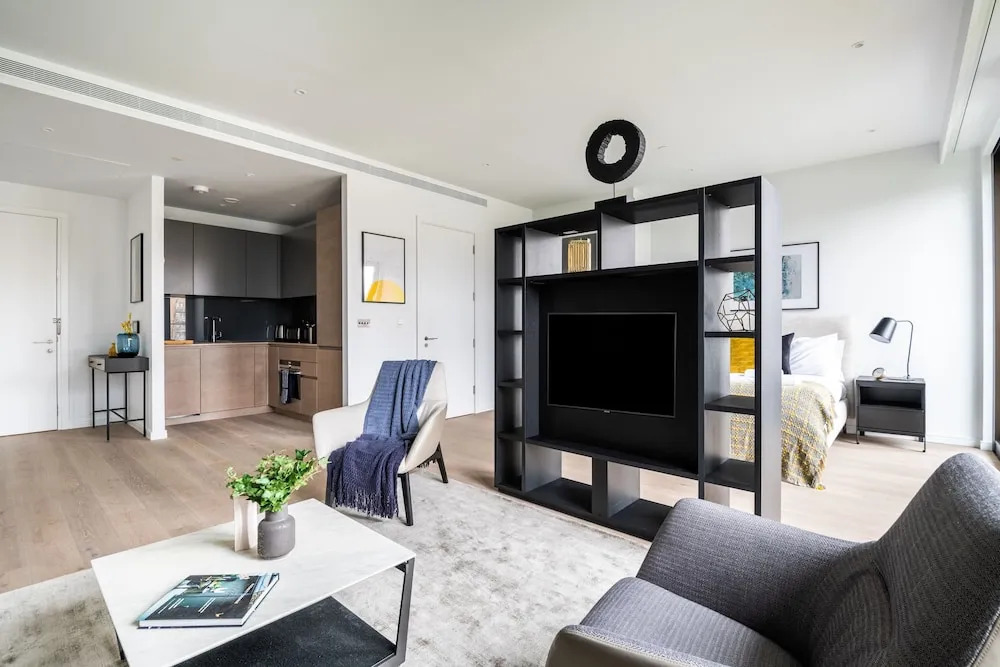 Stylish Studio Apartment With River Views in Londons Bustling Docklands