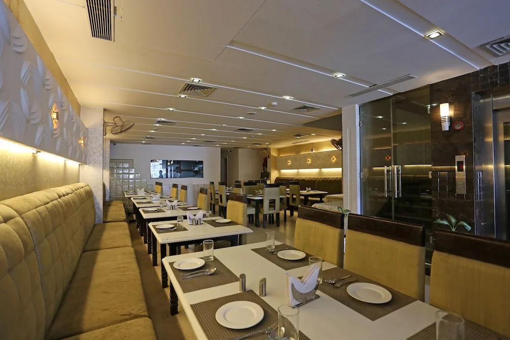 OYO 10965 Emblem Hotel