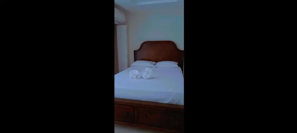2-Bed Villa Sleeps 4 with Pool & Parking