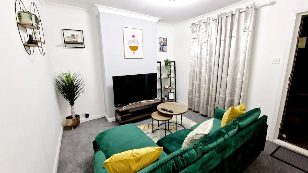 Gillingham Home - Sleeps 4 - Comfort & Convenience