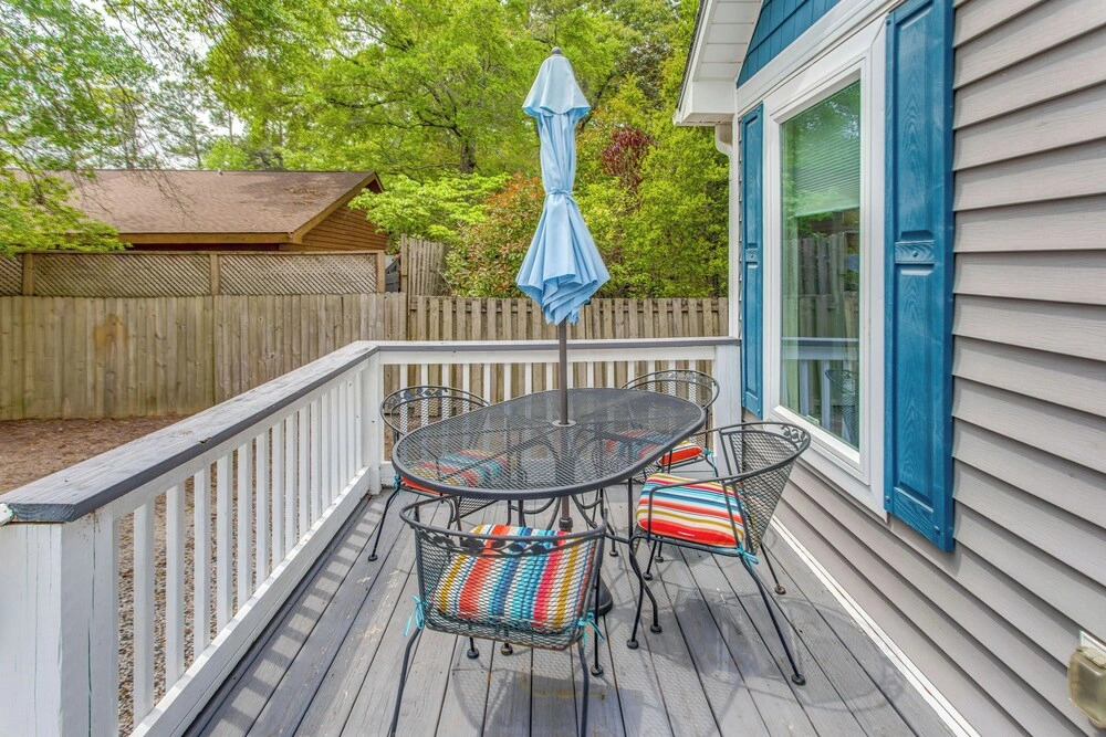 Little River Cottage with Deck