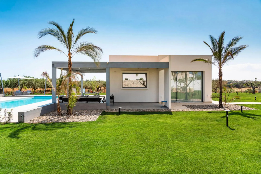 Lovely new villa with pool at walking distance from the beach-VILLA MARZAMEMI