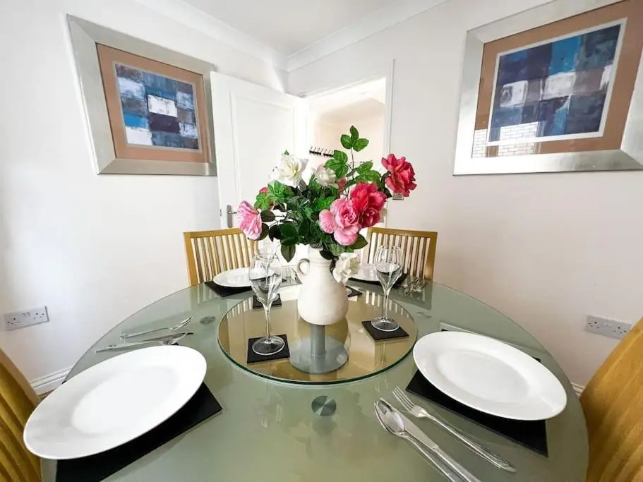 Lovely 4 Bedroom Apartment With Free Internet, study and Parking