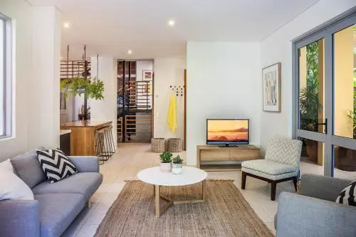 Contemporary & luxurious, Little Cove