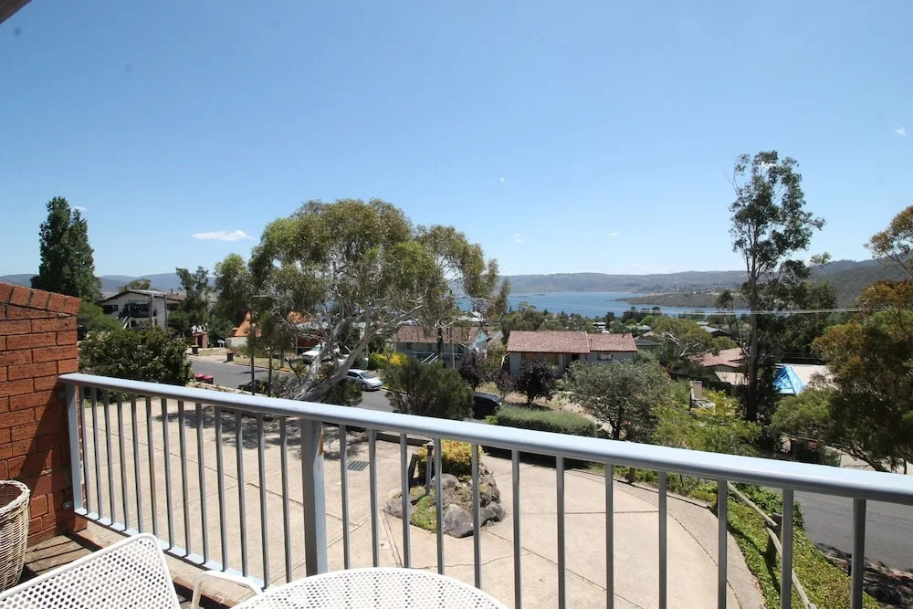 Snowbird 1 - Charming 2BR Townhouse l Lake Views l Air-Con l Off-Street Parking