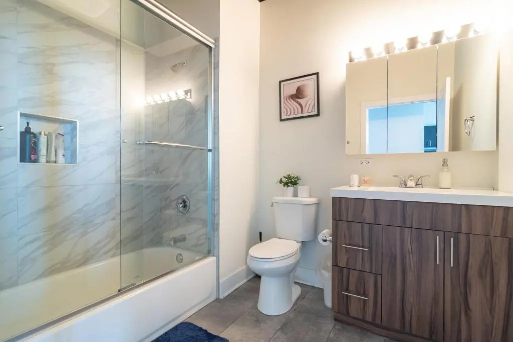 McCormick Place 420 friendly 2br-2ba on Michigan avenue with optional parking for 6 guests
