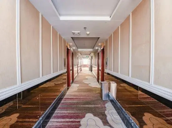 Five seasons  Hotel (Xinyang East high speed railway station store)