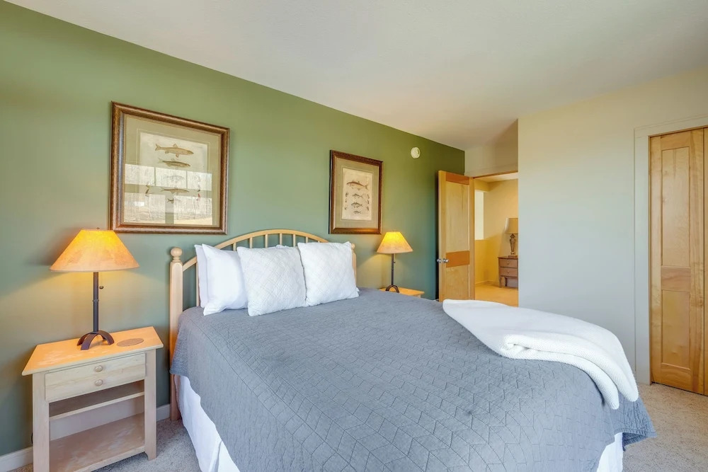 Ski-in/ski-out! Cozy Bellaire Resort Retreat!