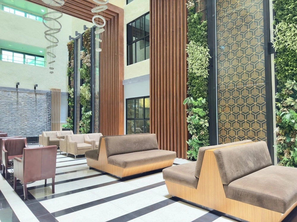 Stylish Low-floor 2-bedroom Sea-view Condo at Dusit Grand Condo View