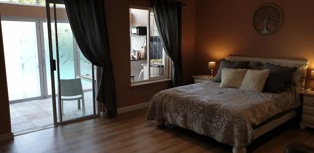 Small Cottage With Sep. Bedroom, En-suite Bathroom, Eating Room With Kitchenet