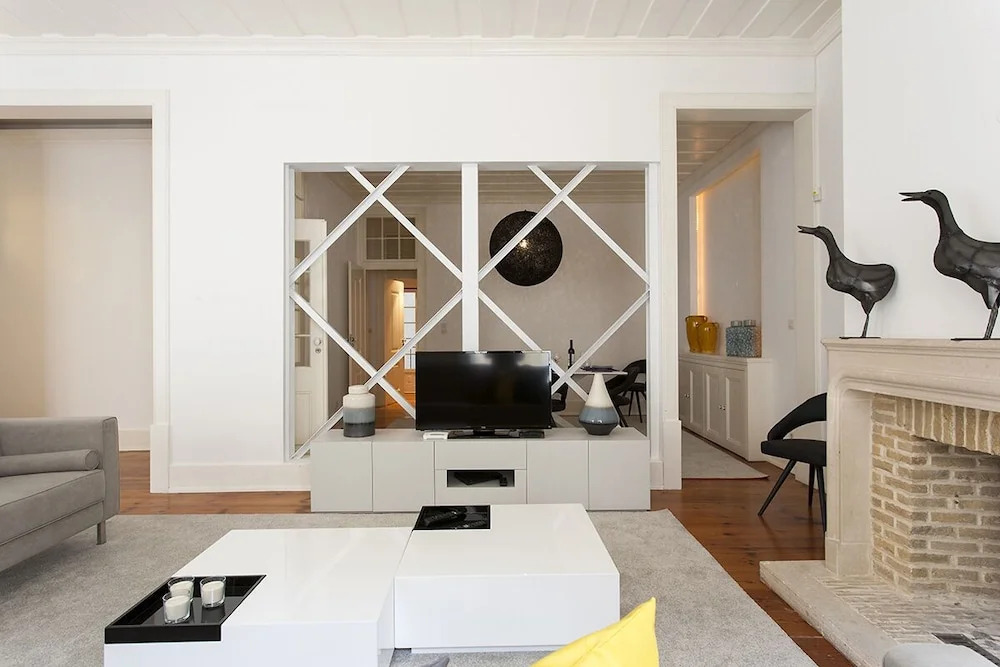 ALTIDO Elegant 3BR Apt w/workspace in Chiado