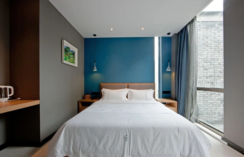 Eaves Art Hotel