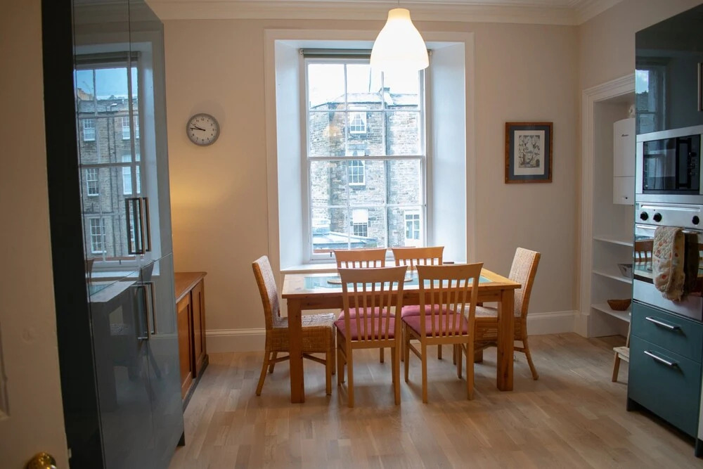 Traditional 3 Bedroom Apartment in Central Edinburgh
