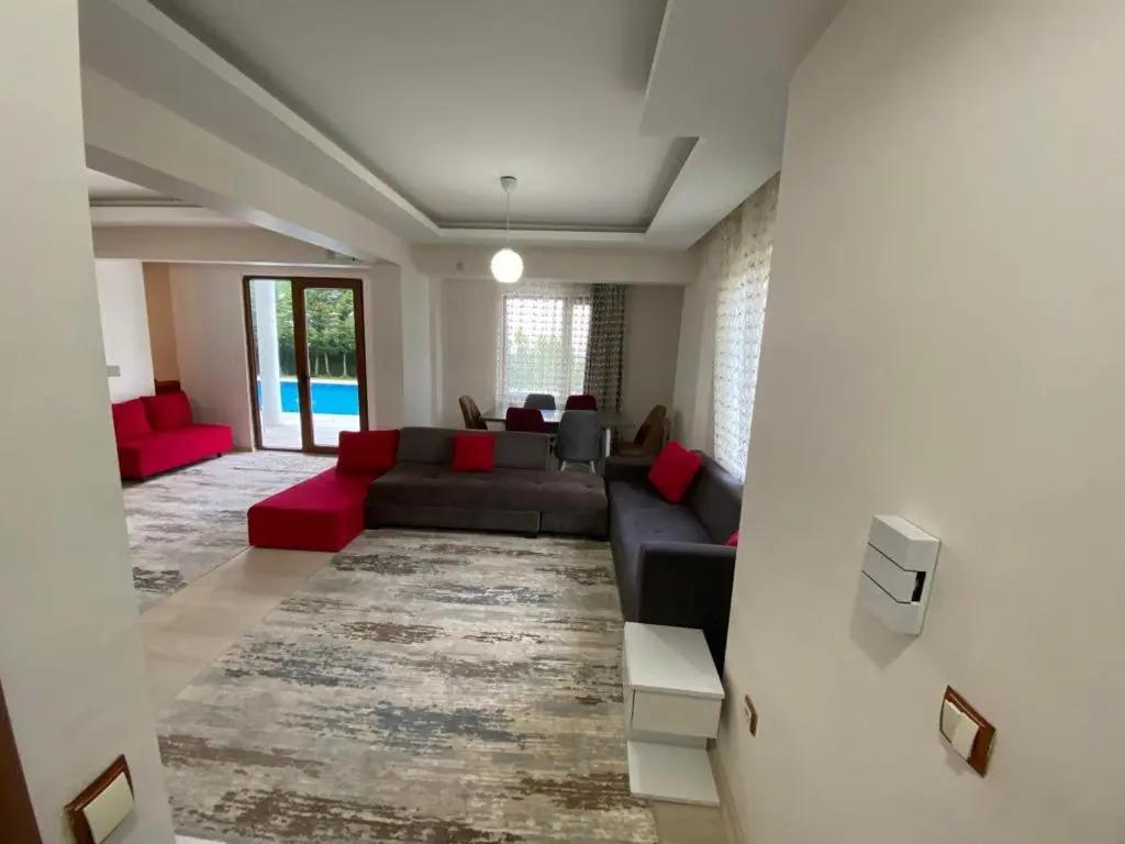Sapancada Göl Manzarali Özel Havuzlu 3+1 Vi̇lla