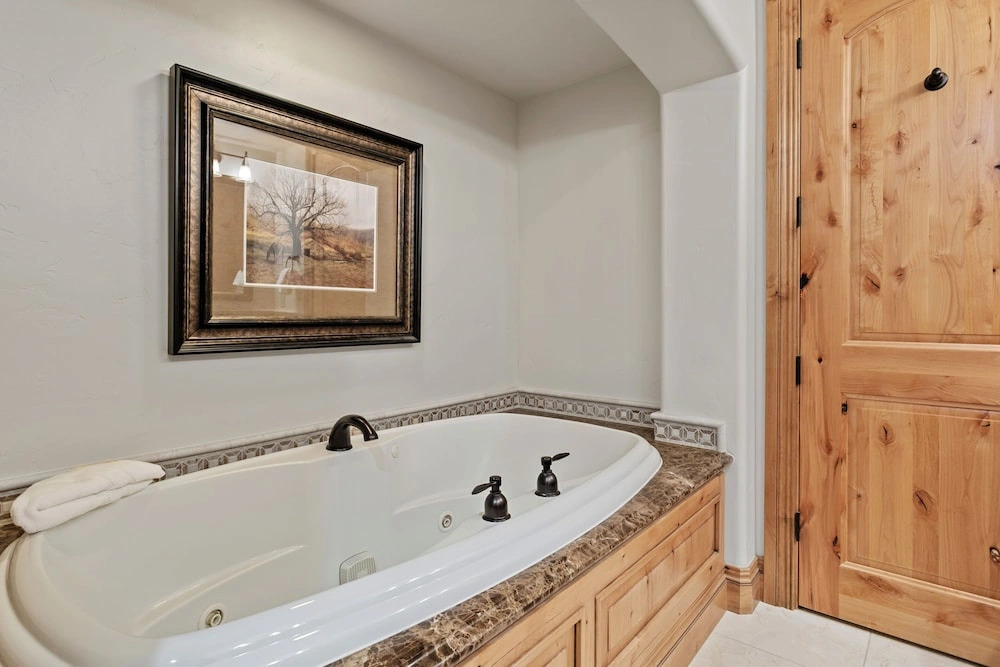 Ski-in/ski-out Retreat Hot Tub + Bunk Room 2 Bedroom Condo