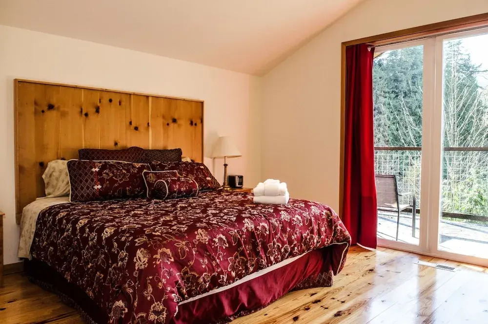 Mt Baker Rim Cabin 70 A pet Friendly Vacation Home With a hot tub and Wifi