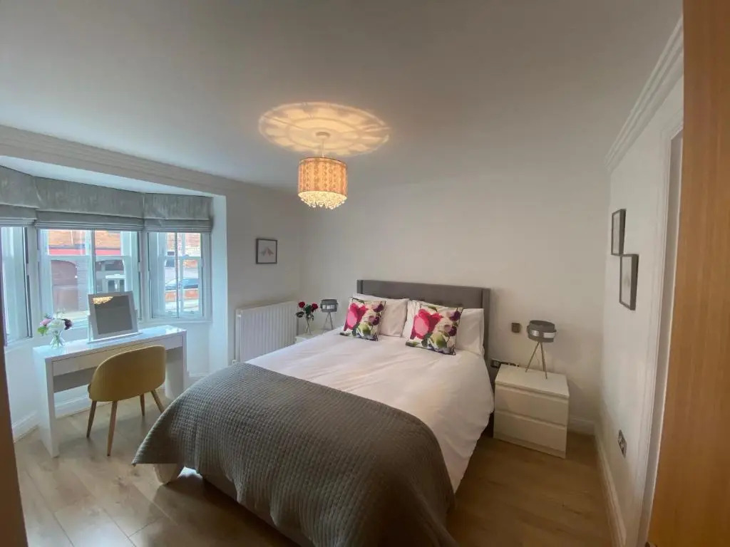 GS - Luxury, modern town centre, 2 beds, free parking for one vehicle