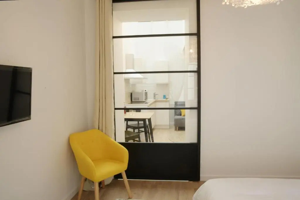 T2 avec verrière situé en hyper centre avec wifi, Netflix, linge, draps, savons et serviettes fournis