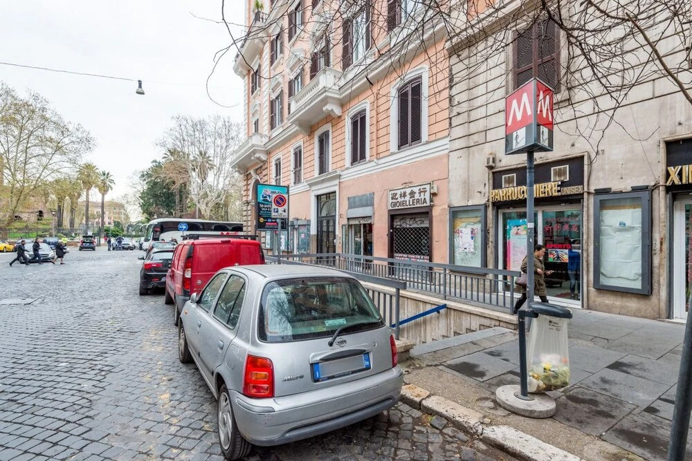 Large and Charming Flat Near Termini
