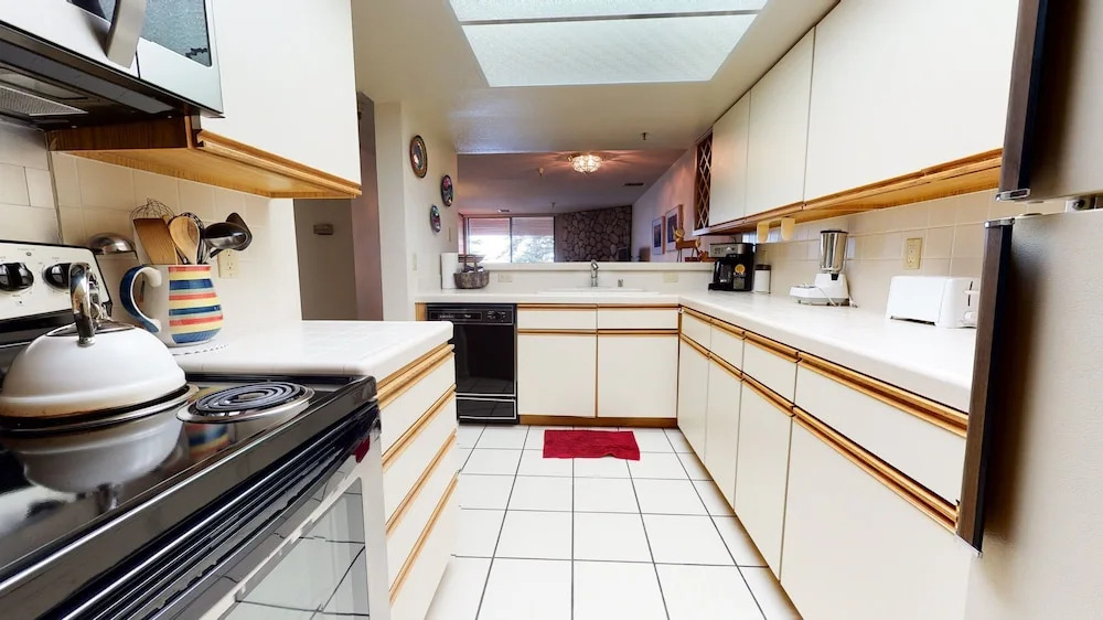 Bridges 105 Pet-Friendly. Ski-in Ski-out Condo with Beautiful Mountain Views and Private Washer Dryer by RedAwning