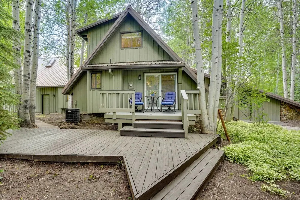 Waterfront Home w/ Hot Tub & Fire Pit in Sunriver!
