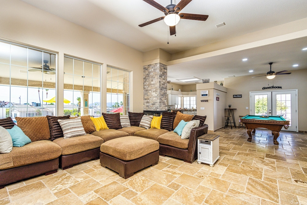 Tropic Paradise 3 bed + 3 Bath Pool Home