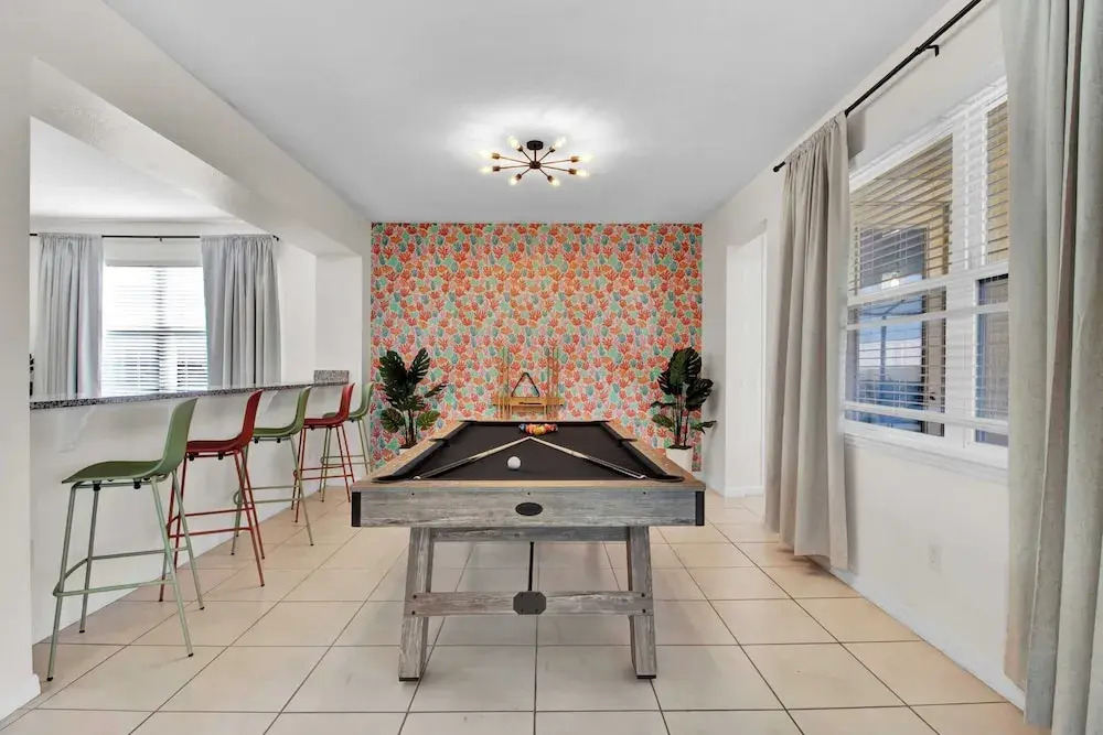 Sleeps 20! 9bdr, Star Wars-themed Game Room, Pool, Hot Tub Nassau by Avantstay