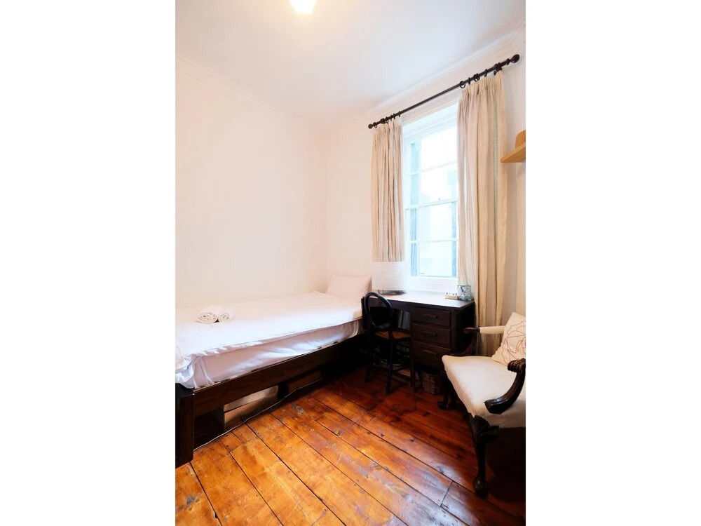 Lovely & Central Garden Flat in Victoria