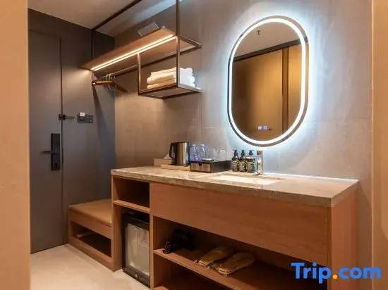 Xiyue Designer Hotel (Zhongshan Ferry Branch, Erma Road Food Street)