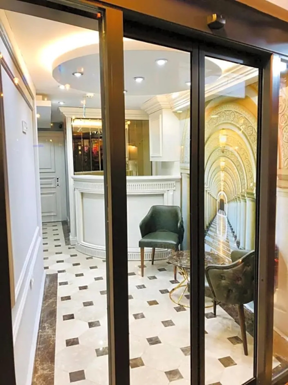 Отель Crowned Hotel