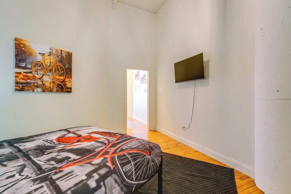 1 Mi to Dtwn! Riverside Corktown Loft on 2nd Floor