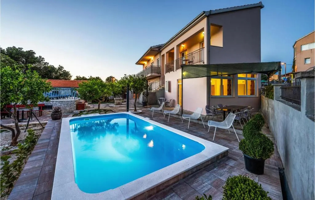 Awesome Home In Razanj