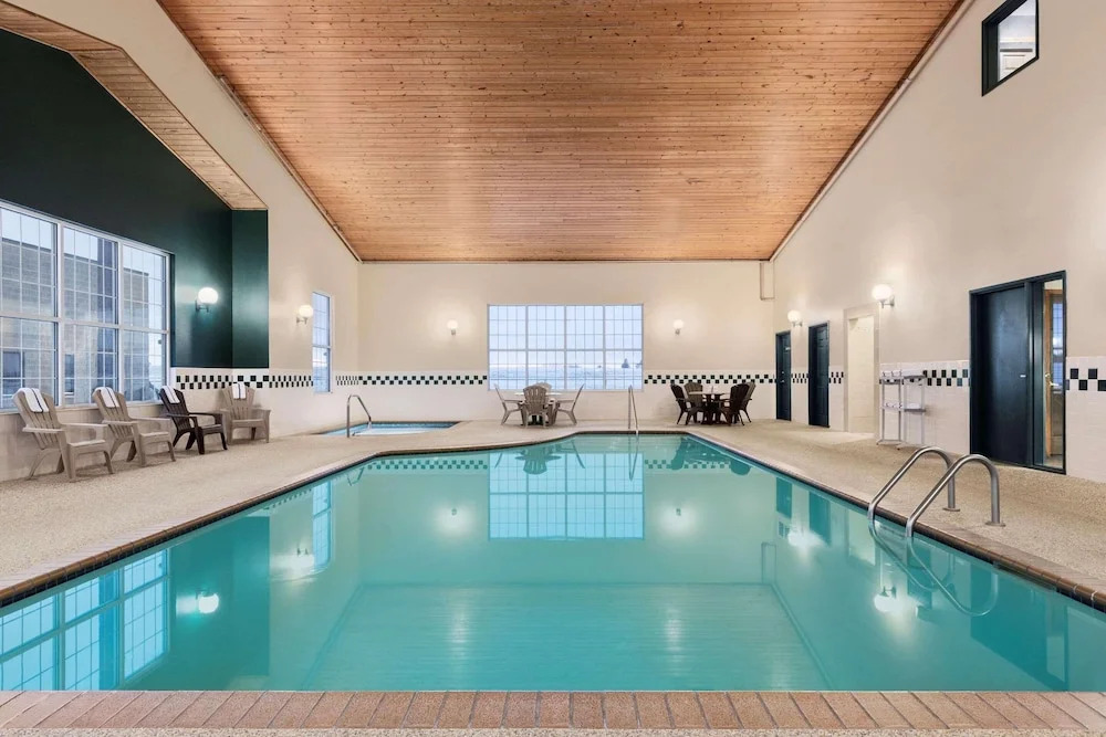 Country Inn & Suites By Radisson, Little Falls, Mn