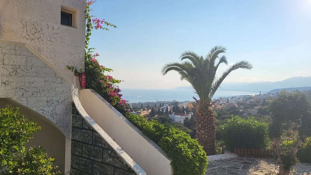 One Private Studio with stunning full sea view, shared pool and Ac