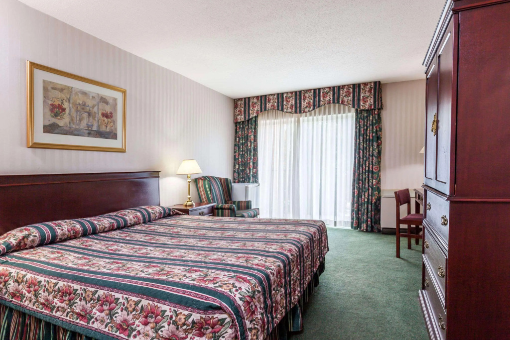 Knights Inn Toronto East